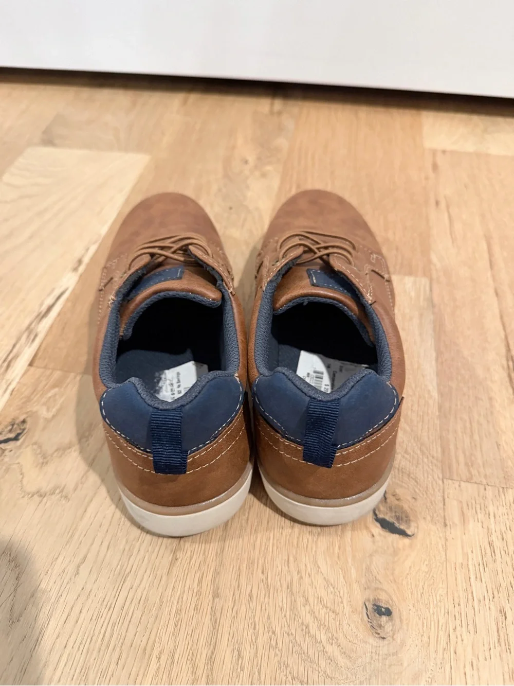 Brown Leather Lace-Up Casual Oxfords with Navy Collar